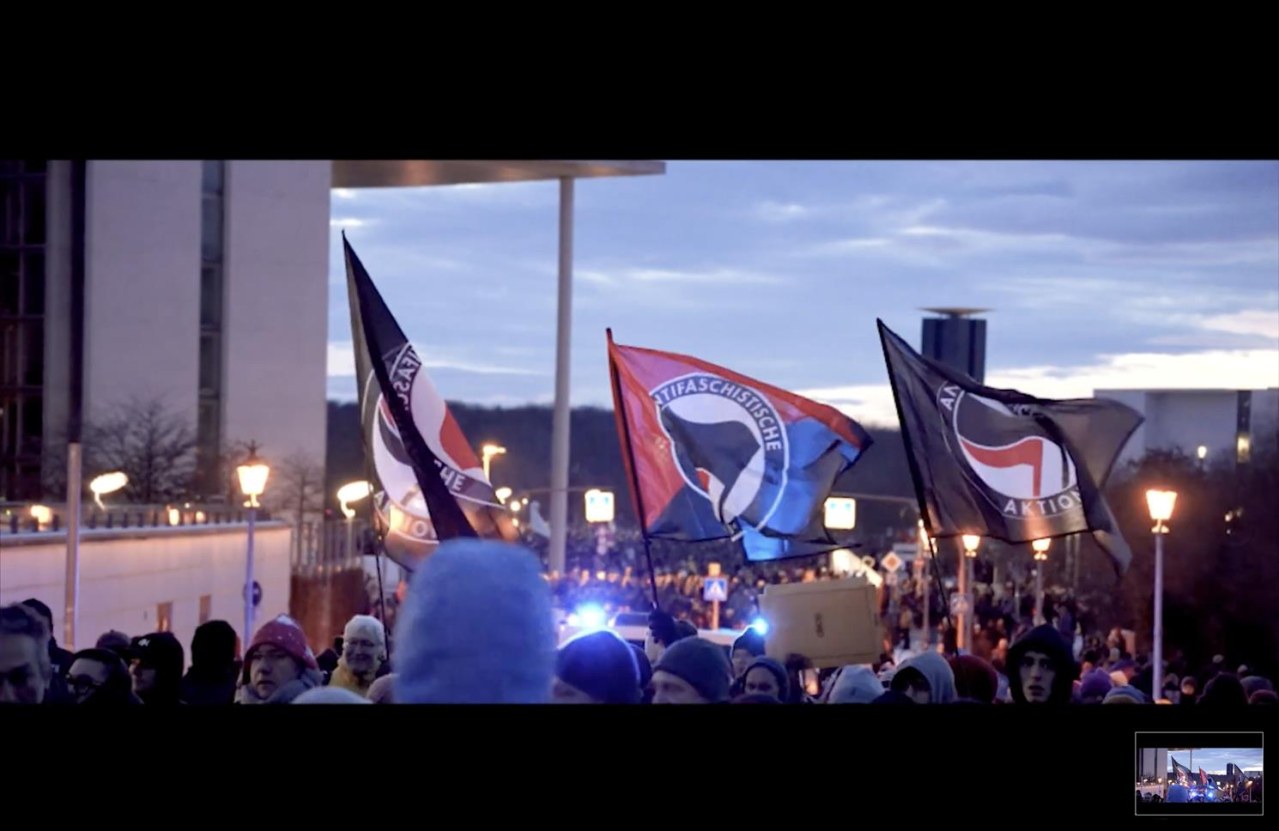 Antifa - Schulter an Schulter, wo der Staat versagte - Bild 1