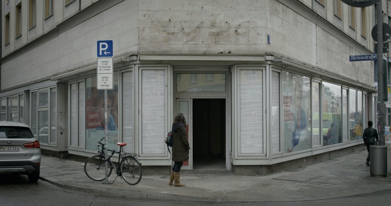 Displaced - Bild 1