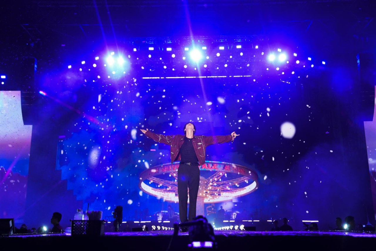 Jin - #Runseokjin_EP.Tour the Movie - Bild 1