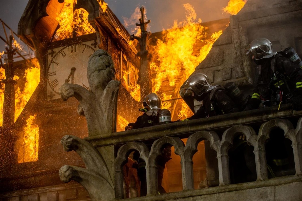 Notre-Dame in Flammen - Bild 1