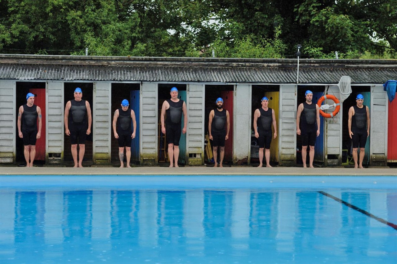 Swimming with Men - Ballett in Badehosen - Bild 1