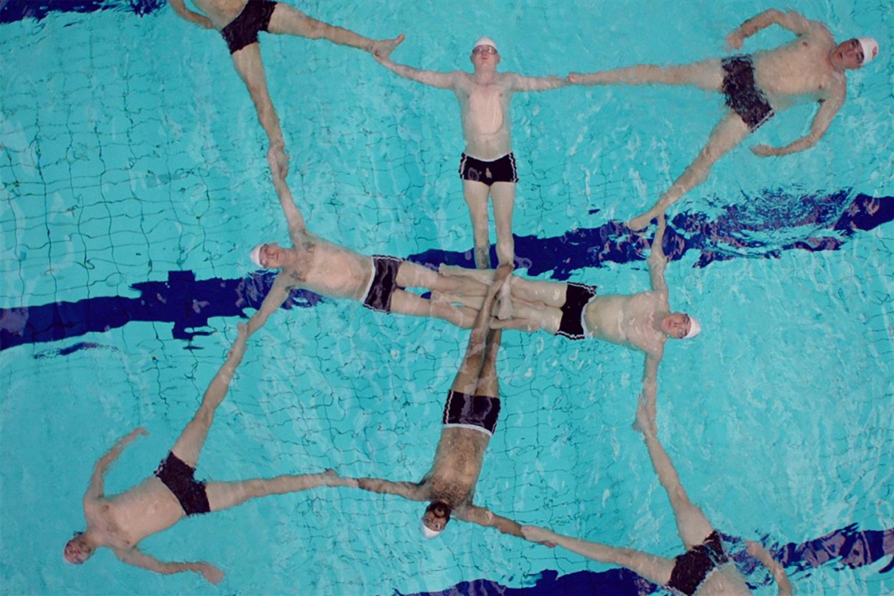 Swimming with Men - Ballett in Badehosen - Bild 3