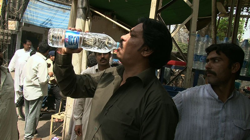 Bottled Life - Das Geschäft mit dem Wasser - Bild 1