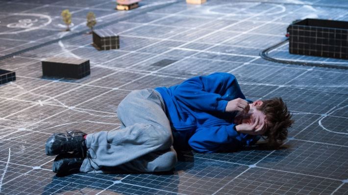National Theatre Live: The Curious Incident of the Dog in the Night-Time - Bild 2