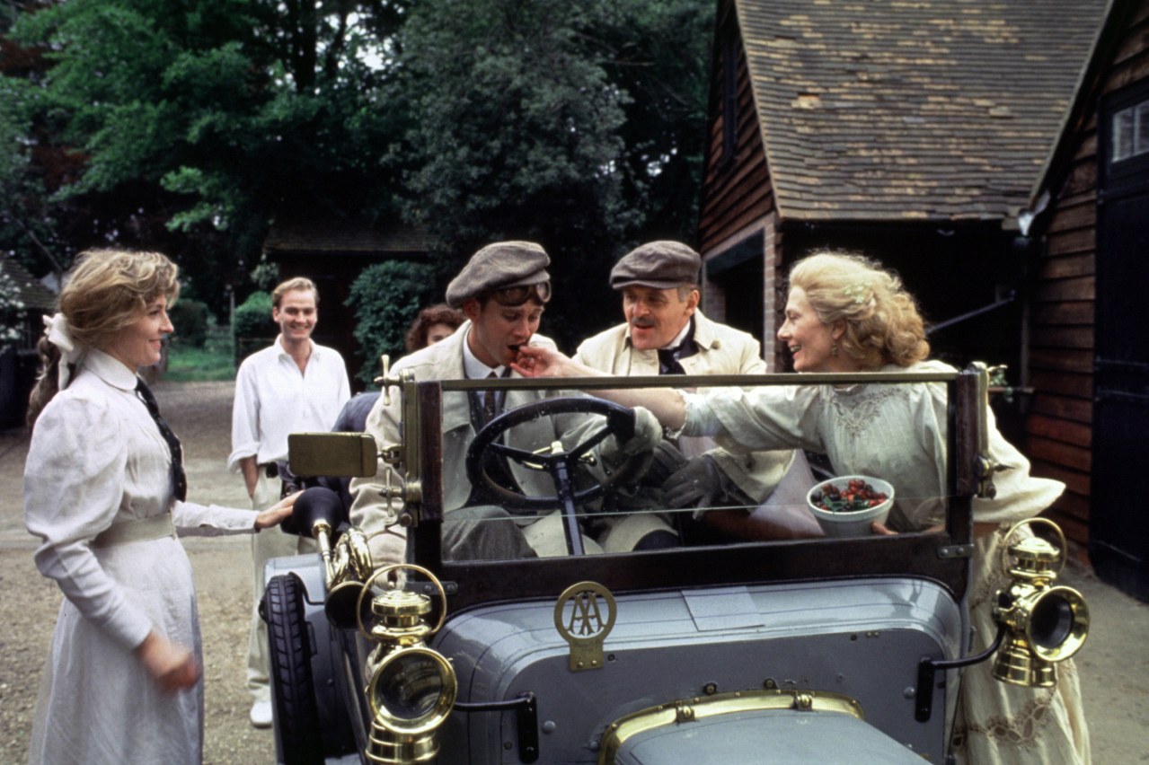 https://www.cinestar.de/media/cache/web_xl/media/filmbilder/w/wiedersehen-in-howards-end/wiedersehen-in-howards-end_sz-430442.jpg